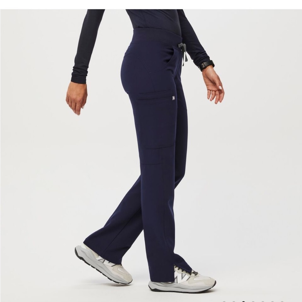 FIGS Kade Cargo scrub pants in Navy Blue, Size XS